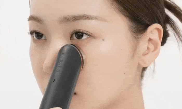 kvinde der bruger medicube booster pro