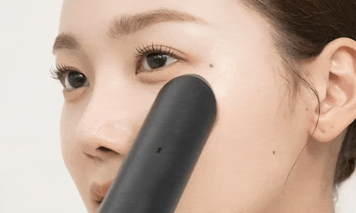 kvinder der bruger medicube booster pro 